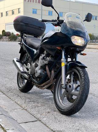 Yamaha XJ600 Naked Negra y Roja