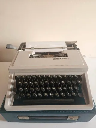 Máquina de escribir Olivetti Dora