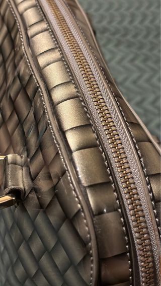 Bolso Armani Jeans Charol Negro y Dorado