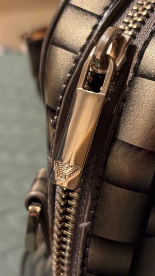 Bolso Armani Jeans Charol Negro y Dorado