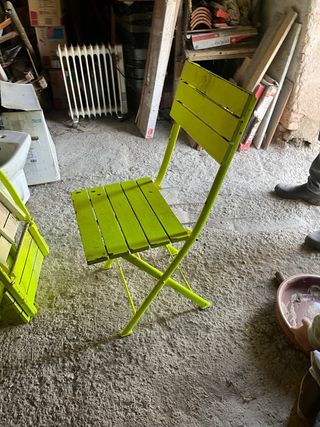 Silla plegable de metal verde