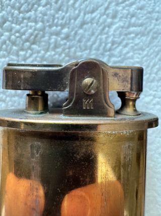 Isqueiro latão mulher estilizada