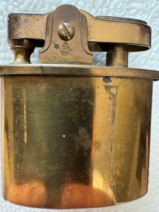 Isqueiro latão mulher estilizada