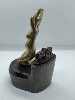 Isqueiro latão mulher estilizada