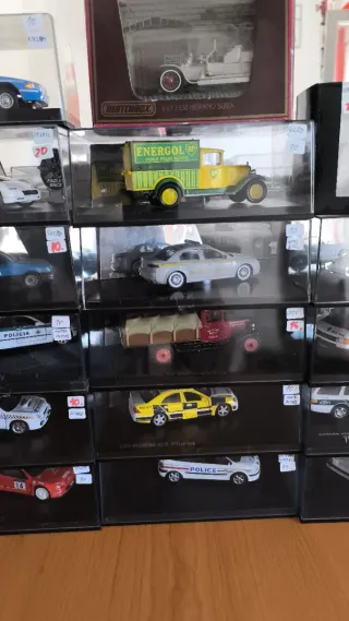 Varios Modelos de Coches a Escala 1/43