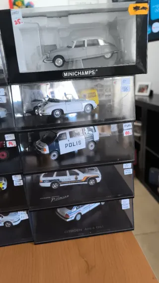 Varios Modelos de Coches a Escala 1/43