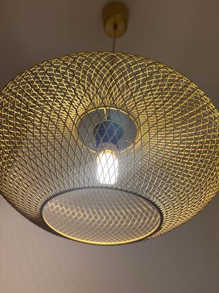 Lámpara de techo dorada de metal