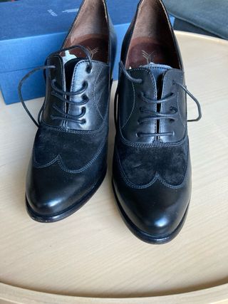 Zapatos Oxford YANKO negros piel y serraje.