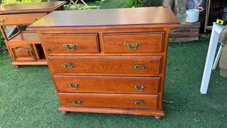 Cómoda de madera con cajones