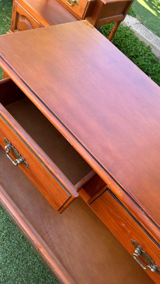 Cómoda de madera con cajones