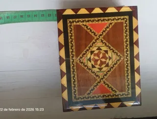 Caja de madera taracea artesanal