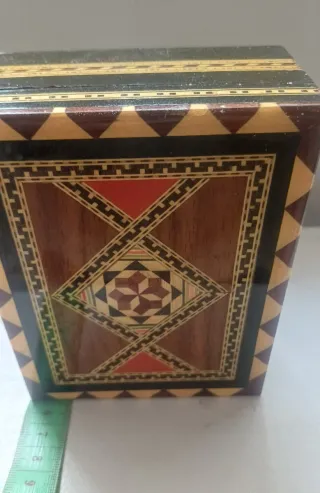 Caja de madera taracea artesanal