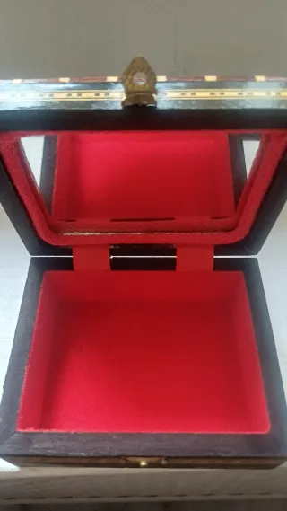 Caja de madera taracea artesanal