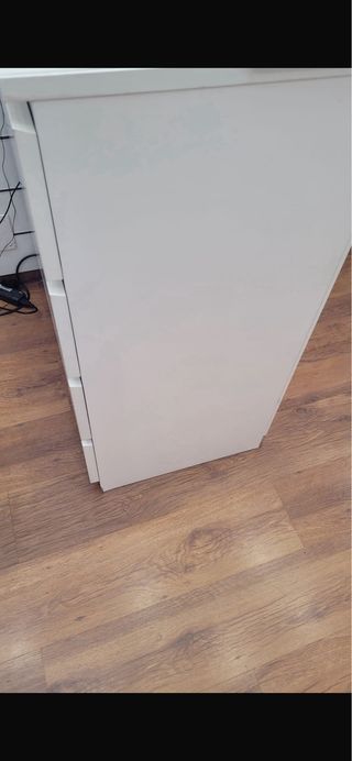 Cómoda con cristal hay 2!! 30€ cada una