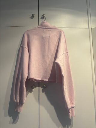 Sudadera corta rosa con cremallera y mariposas