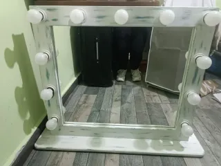 Specchio da trucco con luci