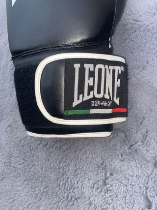 Guantes de Boxeo Leone Negros y Vendas Regium