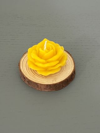 Candela a forma di rosa su base in legno