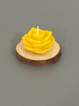 Candela a forma di rosa su base in legno