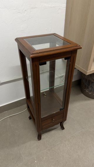 Vitrina de madera y cristal