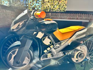 Moto de juguete negra y amarilla