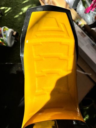 Moto de juguete negra y amarilla