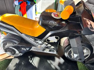 Moto de juguete negra y amarilla