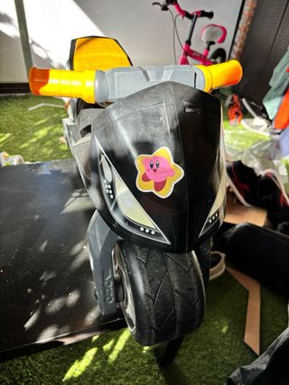 Moto de juguete negra y amarilla