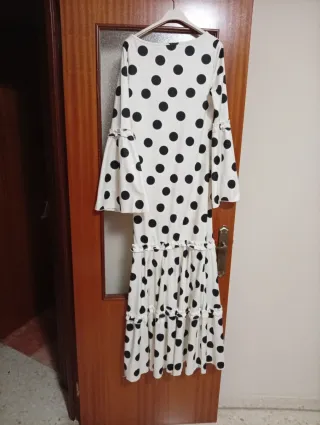 Traje de flamenca lunares blanco y negro