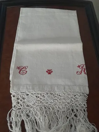Asciugamano d'epoca ricamato a mano