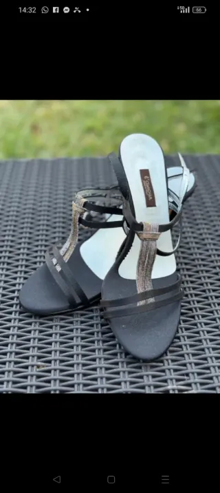 Sandálias de cerimónia pretas e douradas