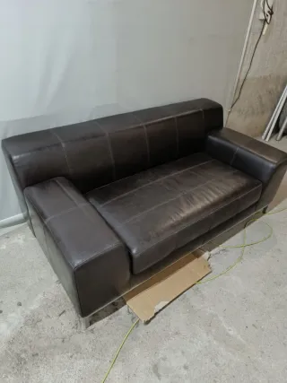 Sofá de piel marrón