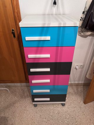 Cómoda con ruedas a conjunto con mesita de noche