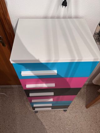 Cómoda con ruedas a conjunto con mesita de noche