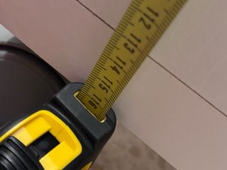 Cómoda con ruedas a conjunto con mesita de noche