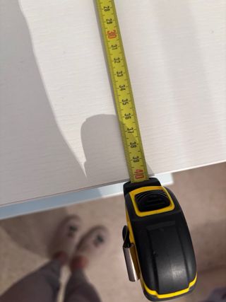 Cómoda con ruedas a conjunto con mesita de noche