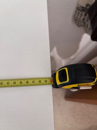 Cómoda con ruedas a conjunto con mesita de noche