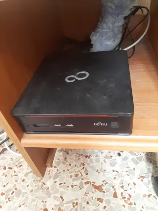 mueble y ordenador utilizado