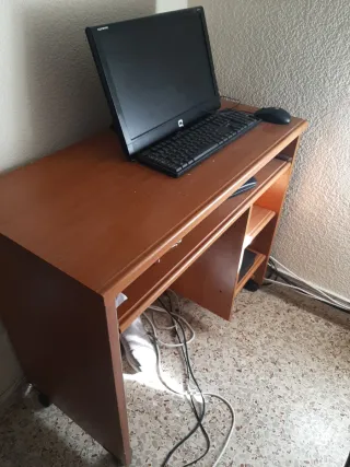 mueble y ordenador utilizado