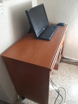mueble y ordenador utilizado