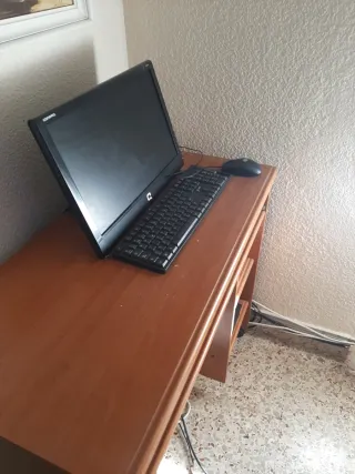 mueble y ordenador utilizado