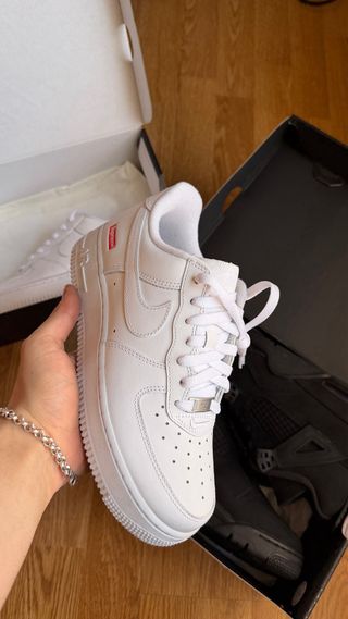 Jordan 4 Black Cat + AF1 Supreme + Riñonera Suprem