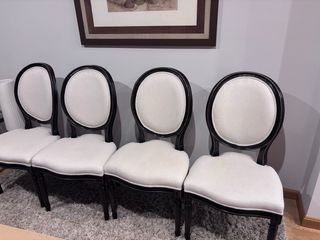 Conjunto mesa y 6 sillas de madera.