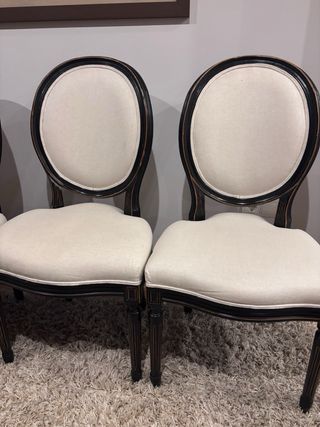 Conjunto mesa y 6 sillas de madera.