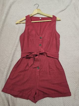 Mono corto rojo con botones