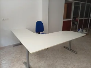 Mesa de oficina modular blanca y silla azul
