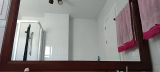 Specchio con cornice in legno di mogano fatto a mano