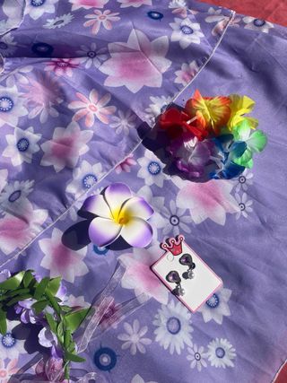 Traje de niña morado con flores