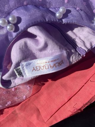 Traje de niña morado con flores