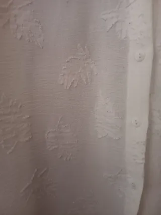 Blusa blanca larga con textura